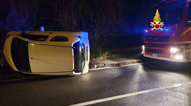 A10, auto si cappotta nella notte all'uscita di Andora