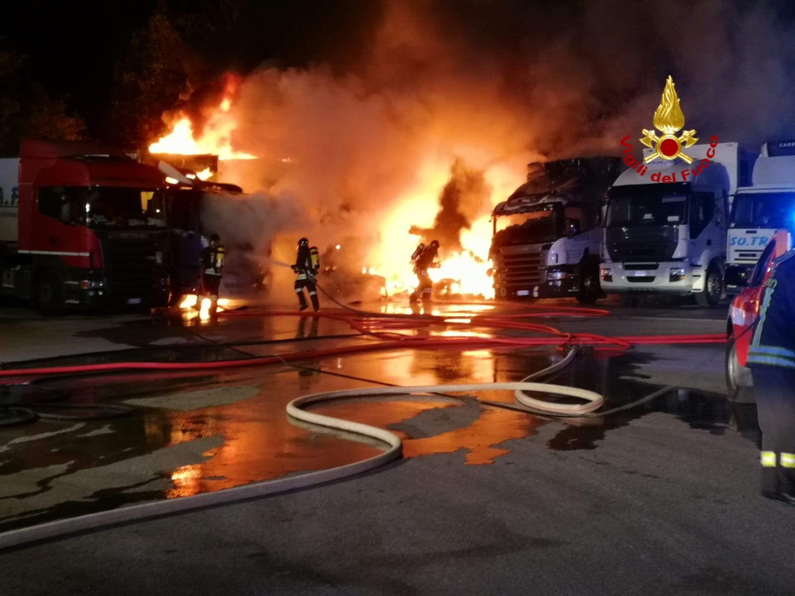 Incendio distrugge tre camion, notte di lavoro per i pompieri