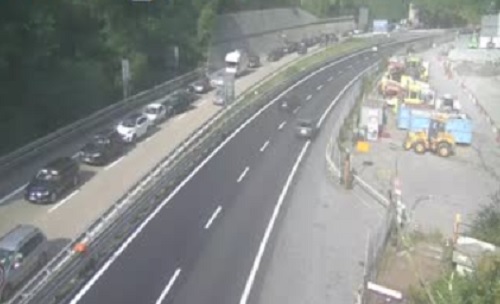 Traffico di rientro, code e rallentamenti nel nodo autostradale genovese