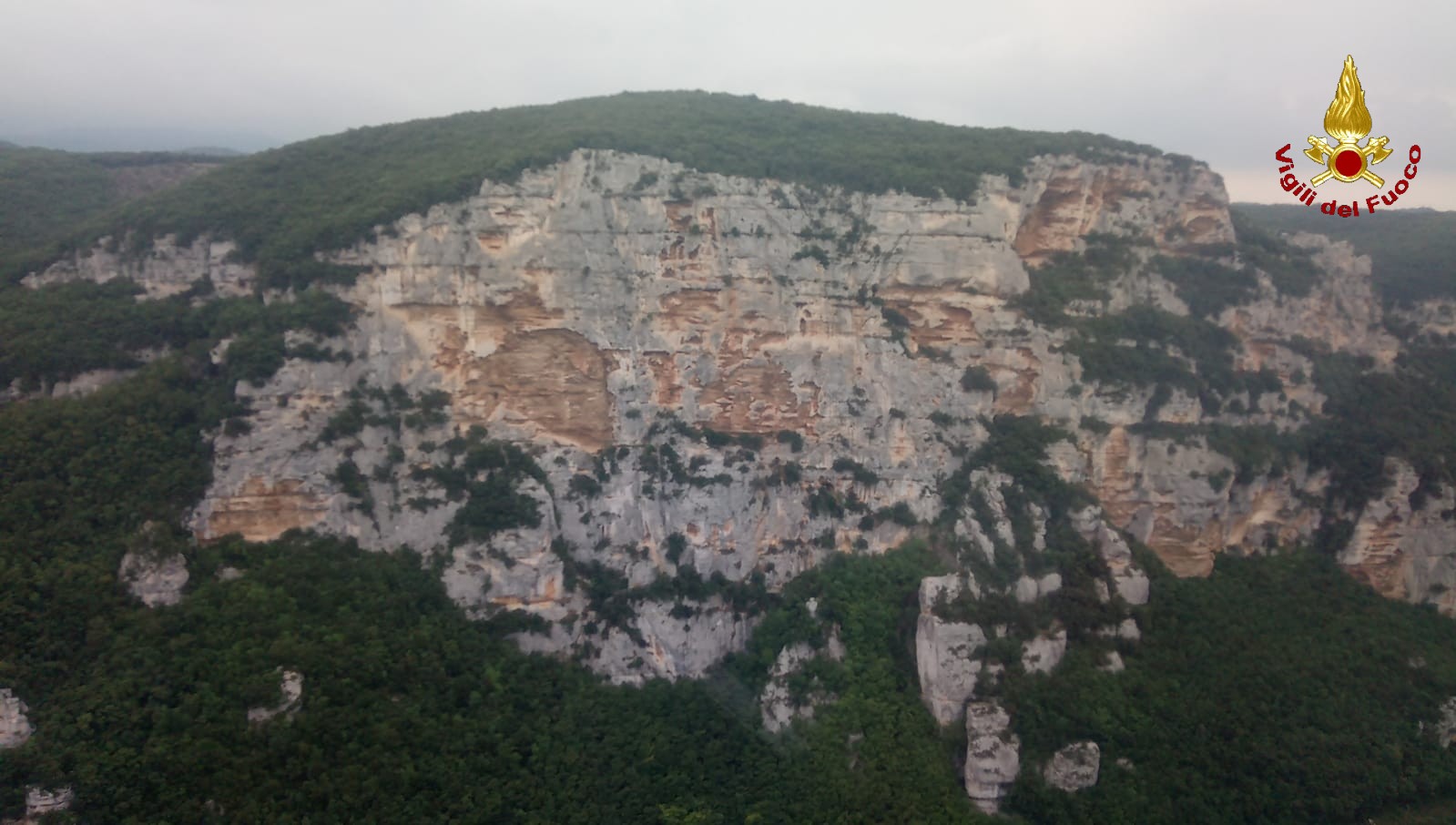 Cade mentre scala il Bric, resta appesa alla corda ma sbatte sulle rocce