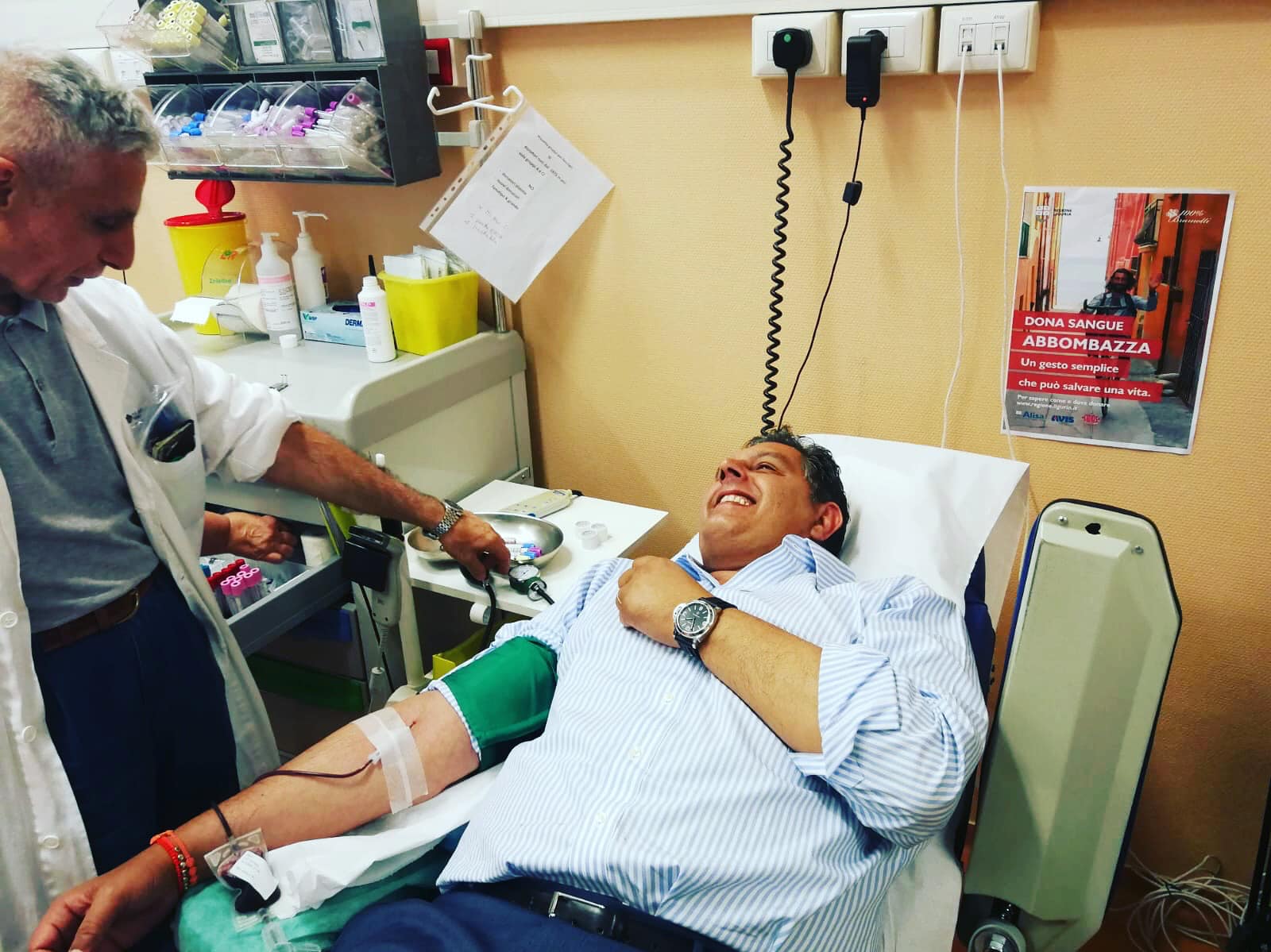 Il governatore Toti dona il sangue al Galliera