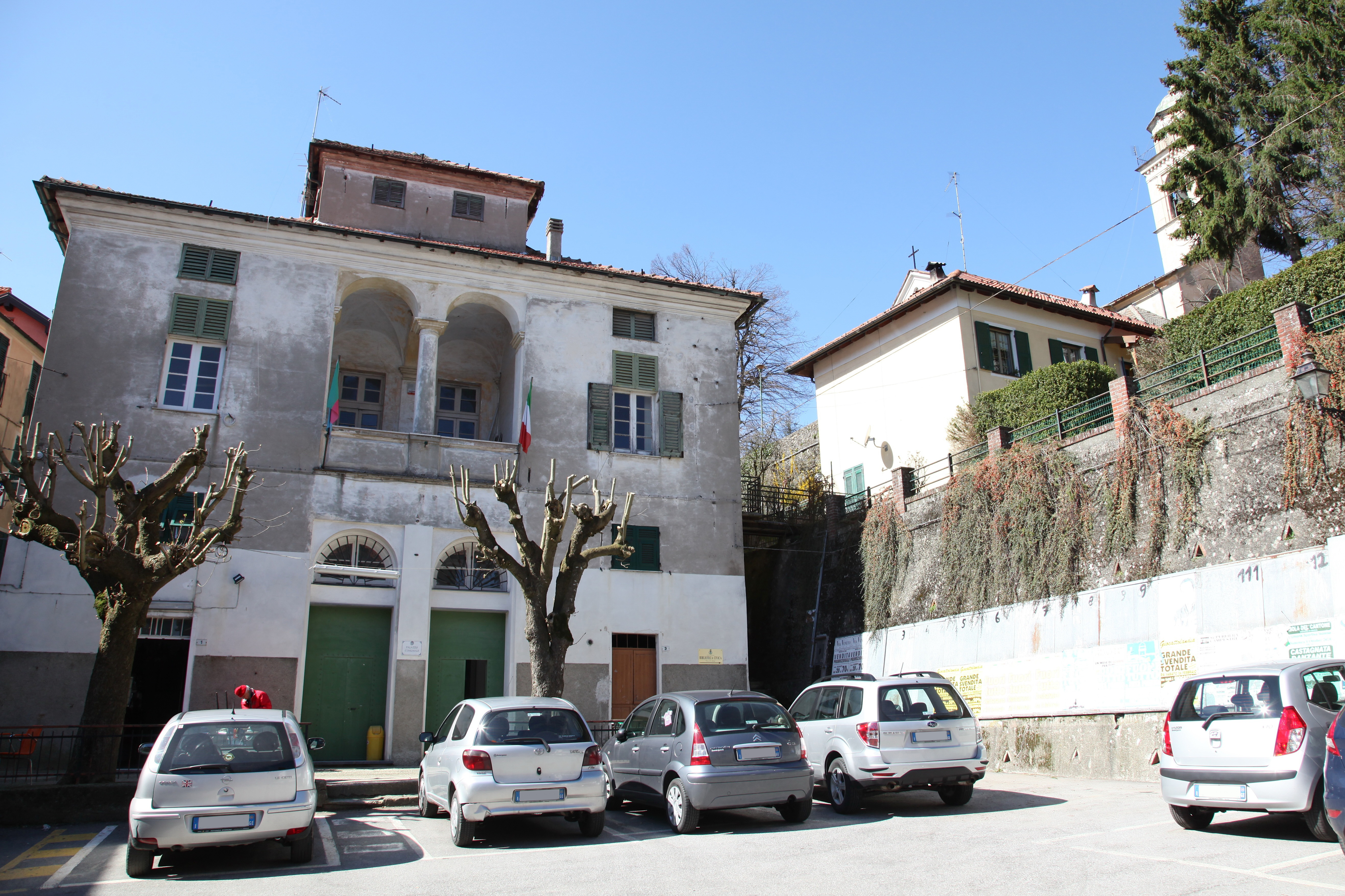 Senza sindaco e con il commissario in ferie, municipio chiuso: si prega morire da lunedì
