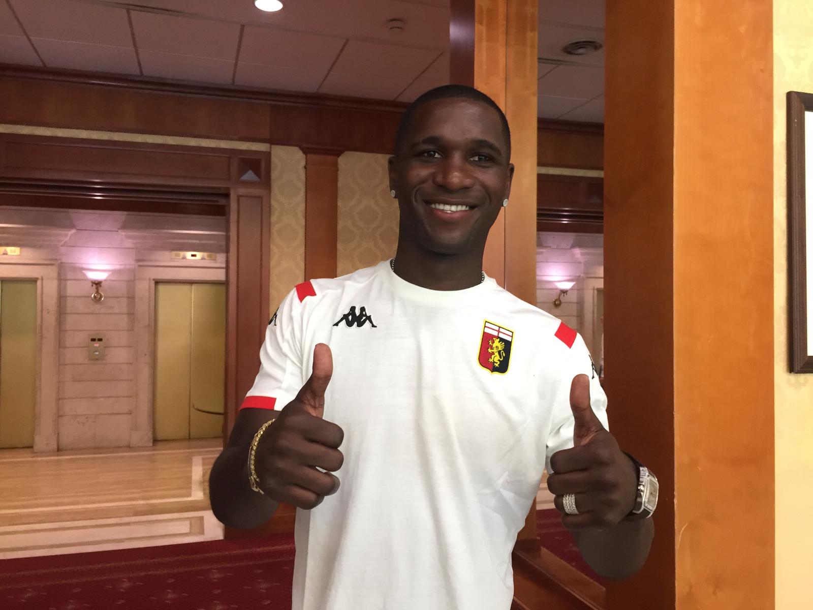 Zapata si presenta al Genoa: 