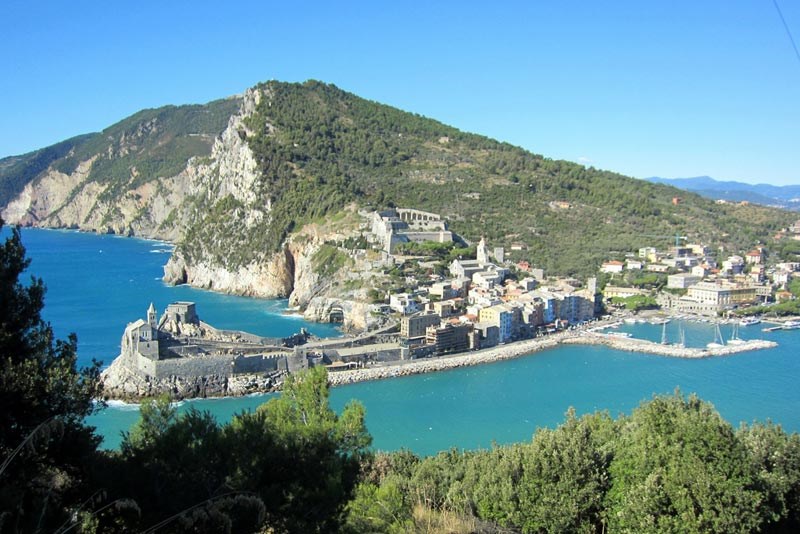 Porto Venere, la bravata costa caro: turista fa un volo di quattro metri 