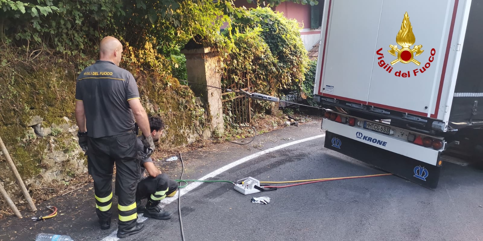 Tir sbaglia strada e si incastra in un tornante