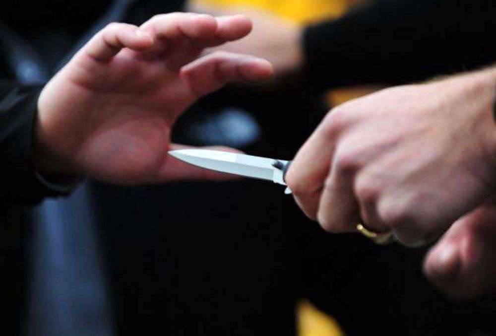 Gli nega le sigaretta, figlio accoltella il padre