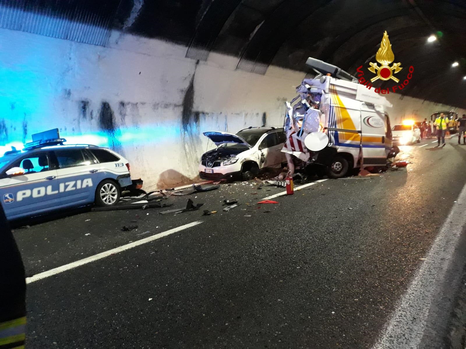 A12, Tir travolge auto della polizia e mezzo di Autostrade: sei feriti, uno grave
