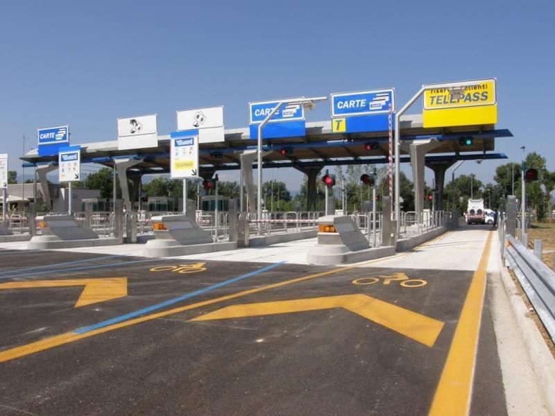 Viabilità, sulla A12 chiusura notturna con l'allacciamento per la A7 