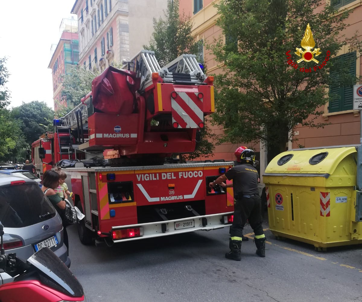Incendio appartamento a Genova, anziana salvata dai vigili del fuoco