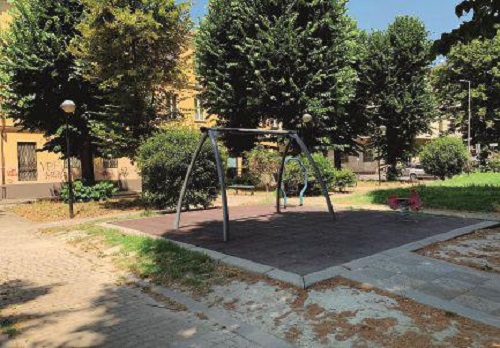 I figli litigano per chi debba salire per primo sull'altalena: papà pestato a sangue