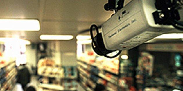 Lavoro in nero e telecamere 'spia': maxi blitz a Genova contro i negozi irregolari