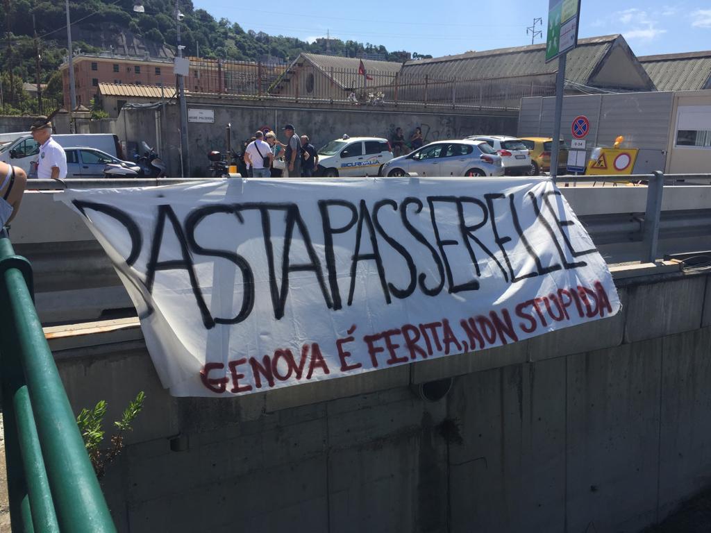 Commemorazione Morandi, spunta lo striscione: 