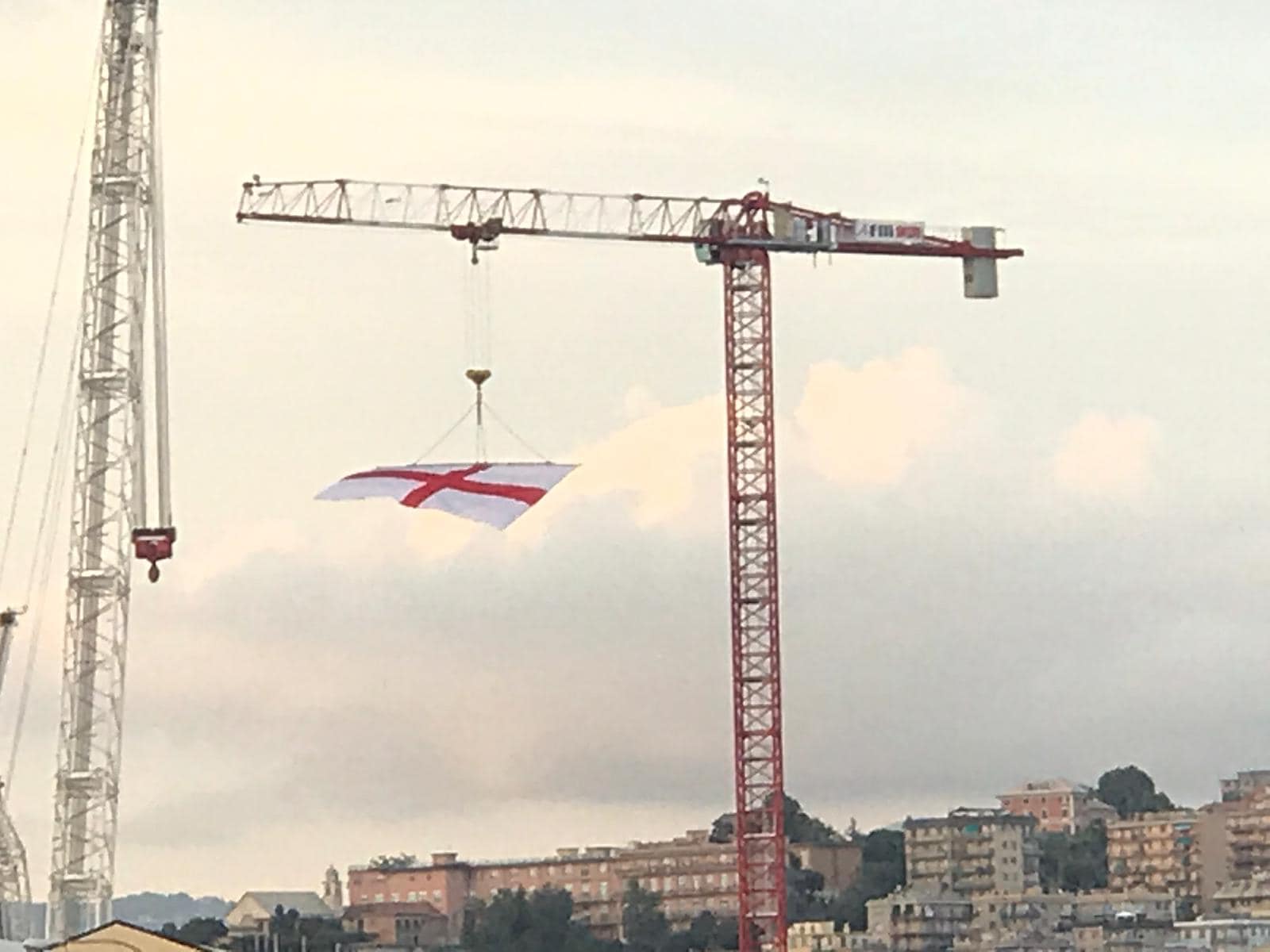 Un anno fa la tragedia di ponte Morandi, sulla gru issata la bandiera di Genova