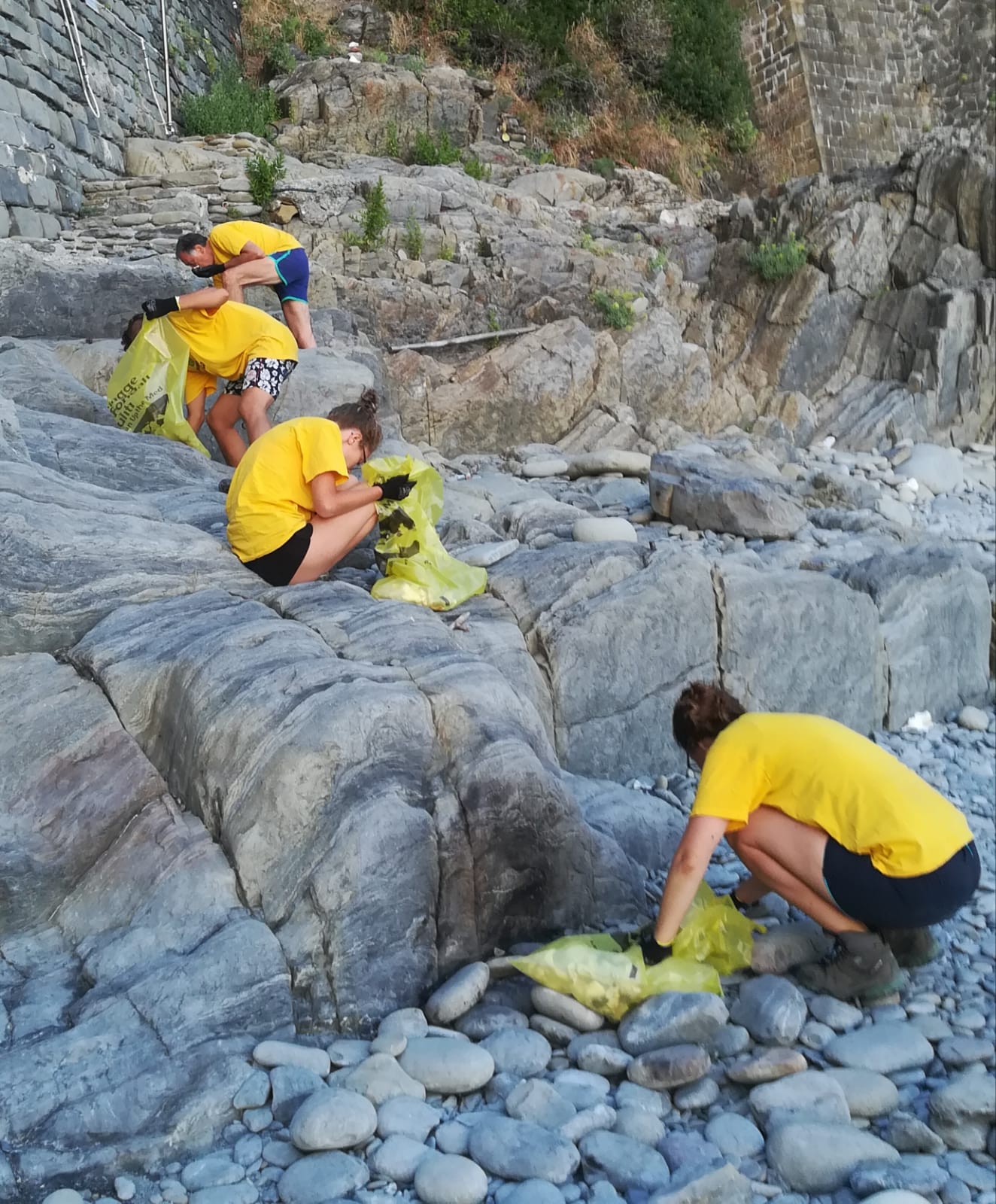 Spiaggia di Riomaggiore, regna l'incivilità tra plastica e mozziconi di sigaretta  