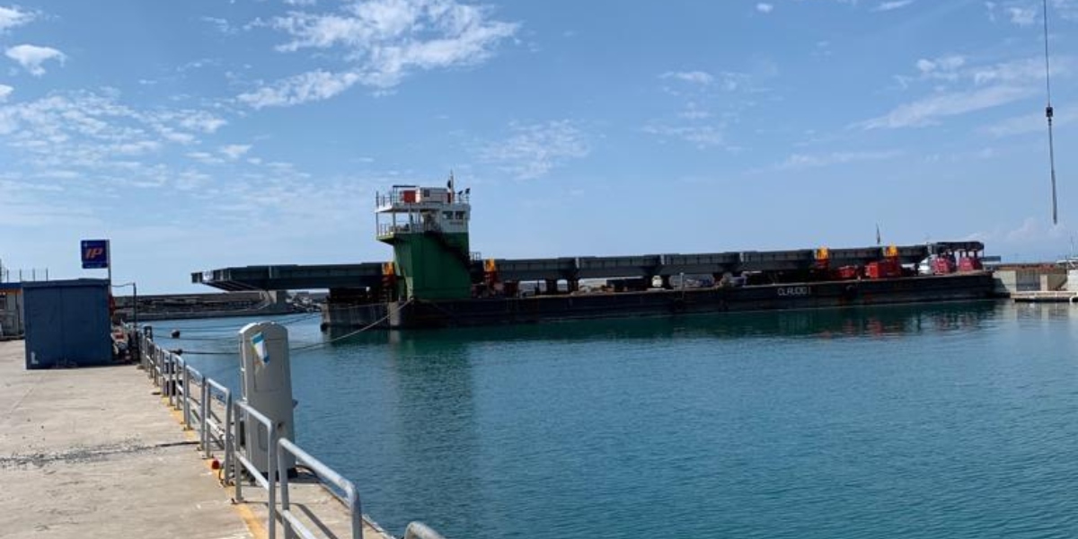 Chiatta blocca ingresso e uscita dalla Marina, diportisti 'sequestrati' dai lavori di Amico&co