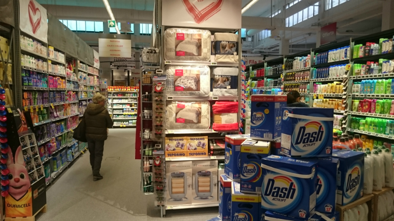 Ruba merce nel supermercato dove lavora, denunciato