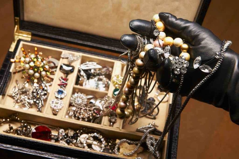 Furti in casa a Portofino, portati via gioielli e abiti firmati: fermate due donne
