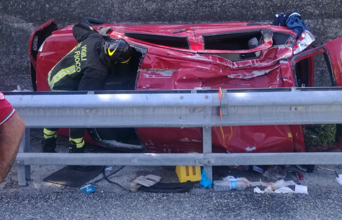 Auto si schianta contro il guardrail in A6: due i feriti intrappolati