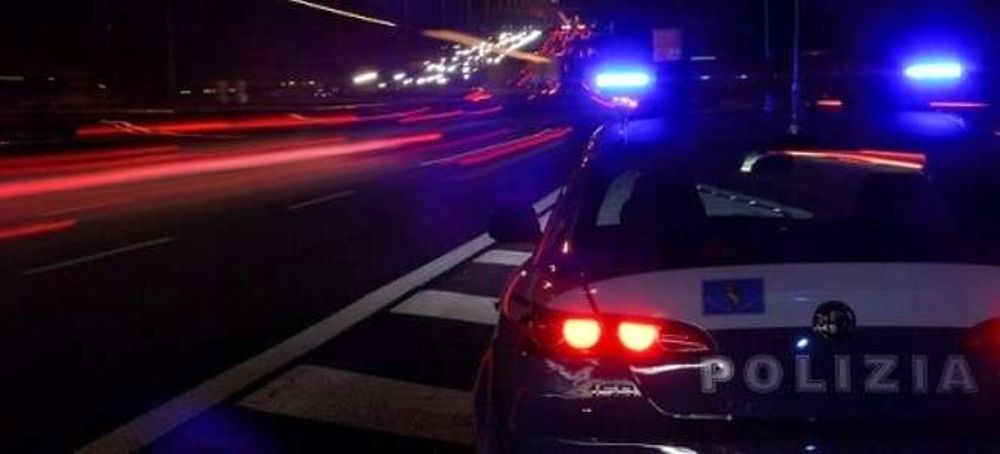 Guida senza patente e non si ferma al posto di blocco: inseguito