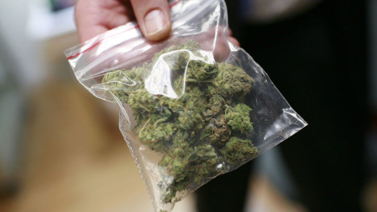 Coppia di spacciatori beccati con marijuana e cocaina, arrestati 