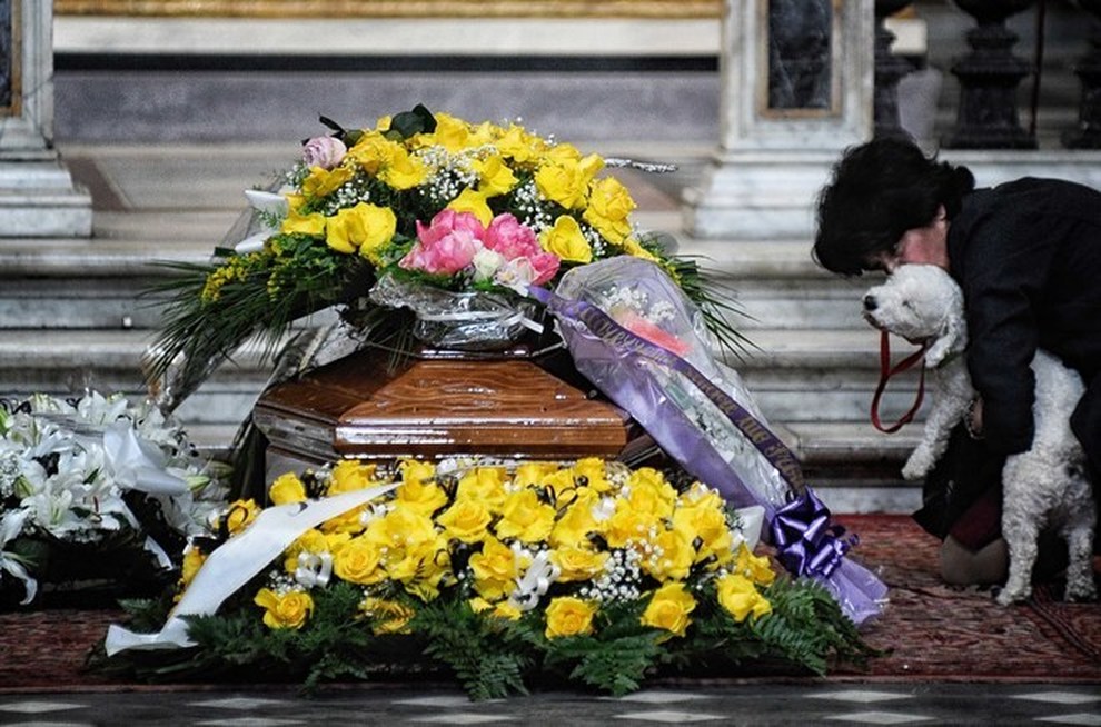 Pochi fedeli ai funerali, l'appello del don su Facebook: 
