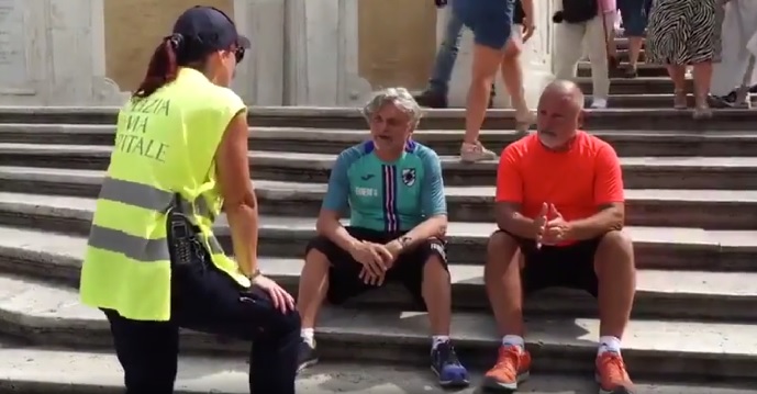 Ferrero siede sulle scale di Piazza di Spagna, i vigili lo sgridano in pubblico