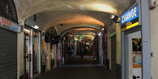 Chiuso locale a Sottoripa per cattive condizioni igieniche, denunciato il titolare