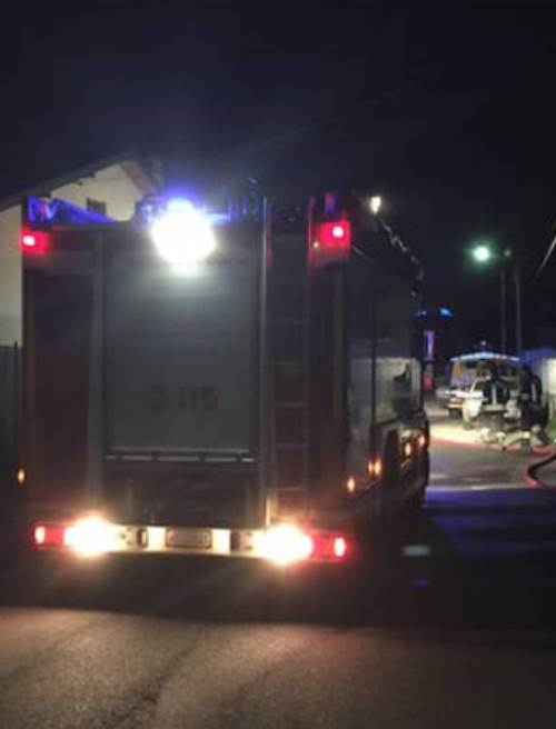 Auto in fiamme nella notte, indagano i carabinieri
