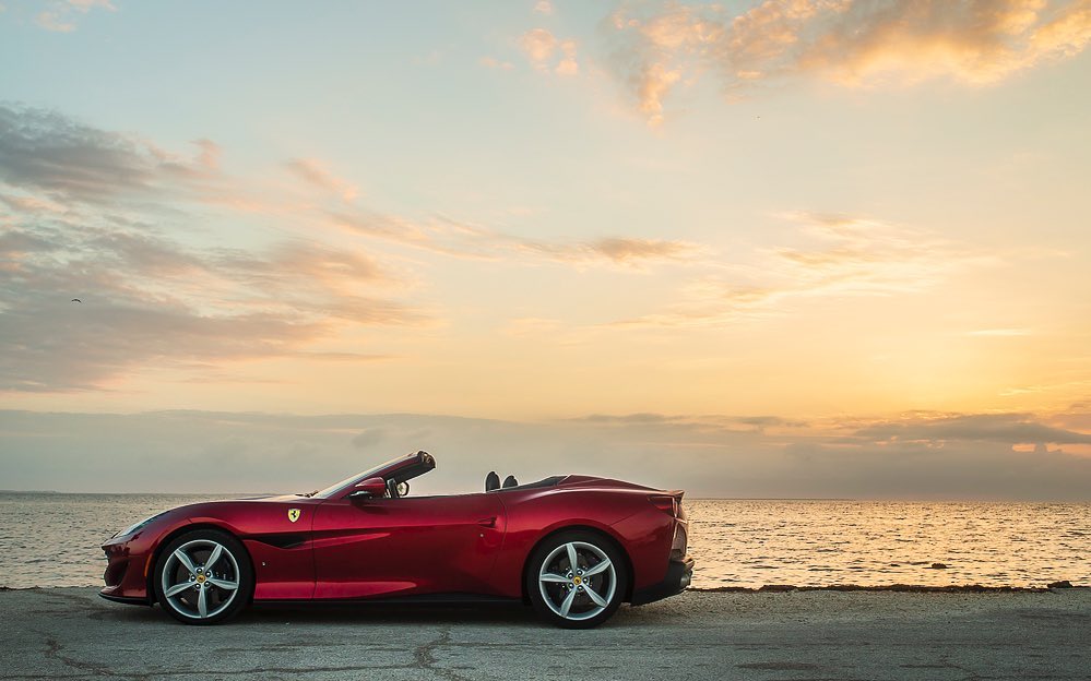 Parcheggia la Ferrari sulla rotonda a Bordighera, 253 euro di multa