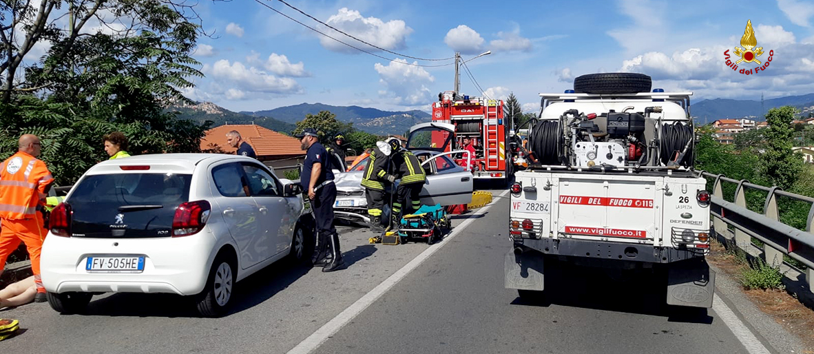 Frontale tra due auto a Ponzano Magra, due persone incastrate tra le lamiere