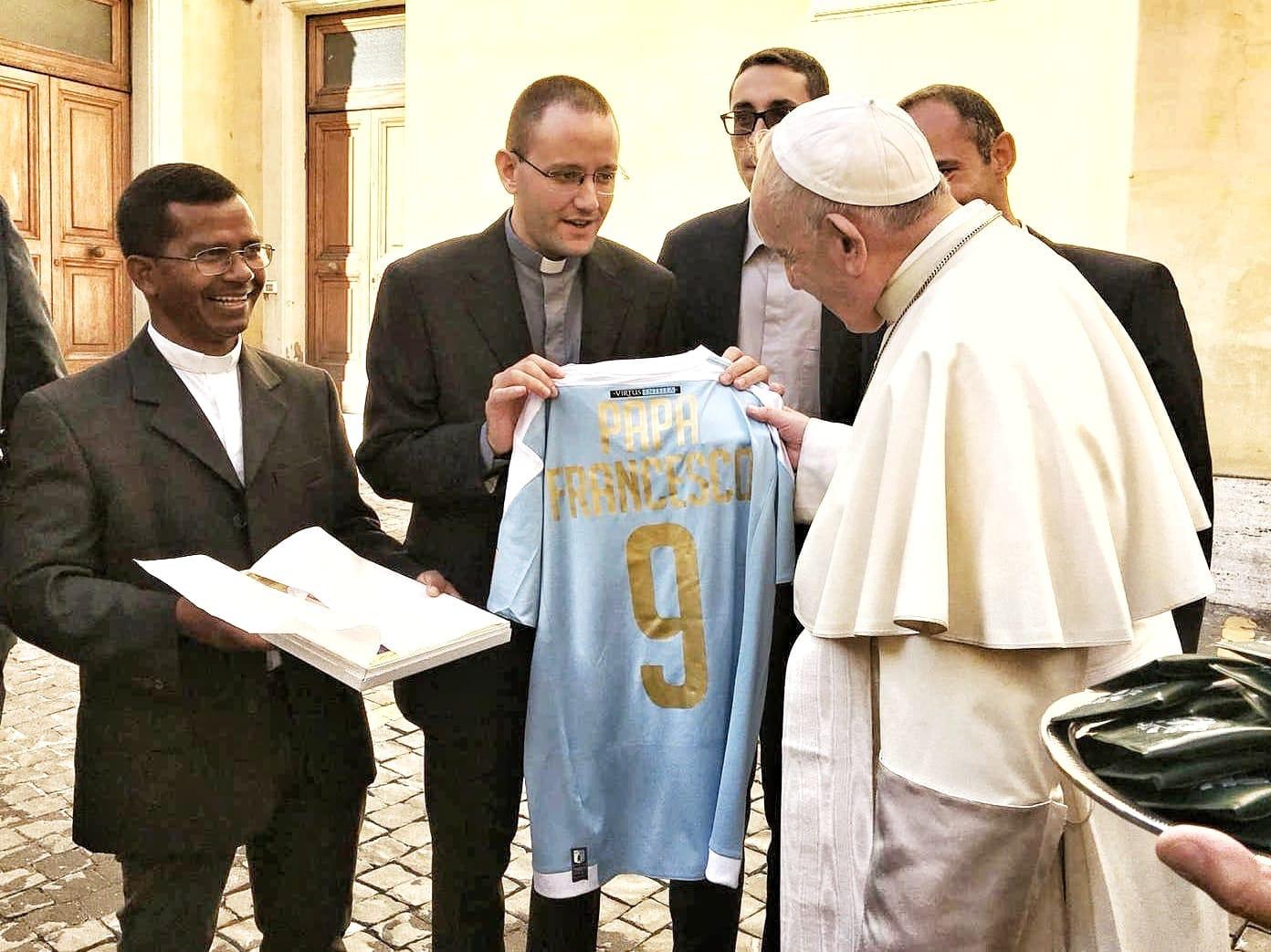 L'Entella regala la maglia della squadra a Papa Francesco