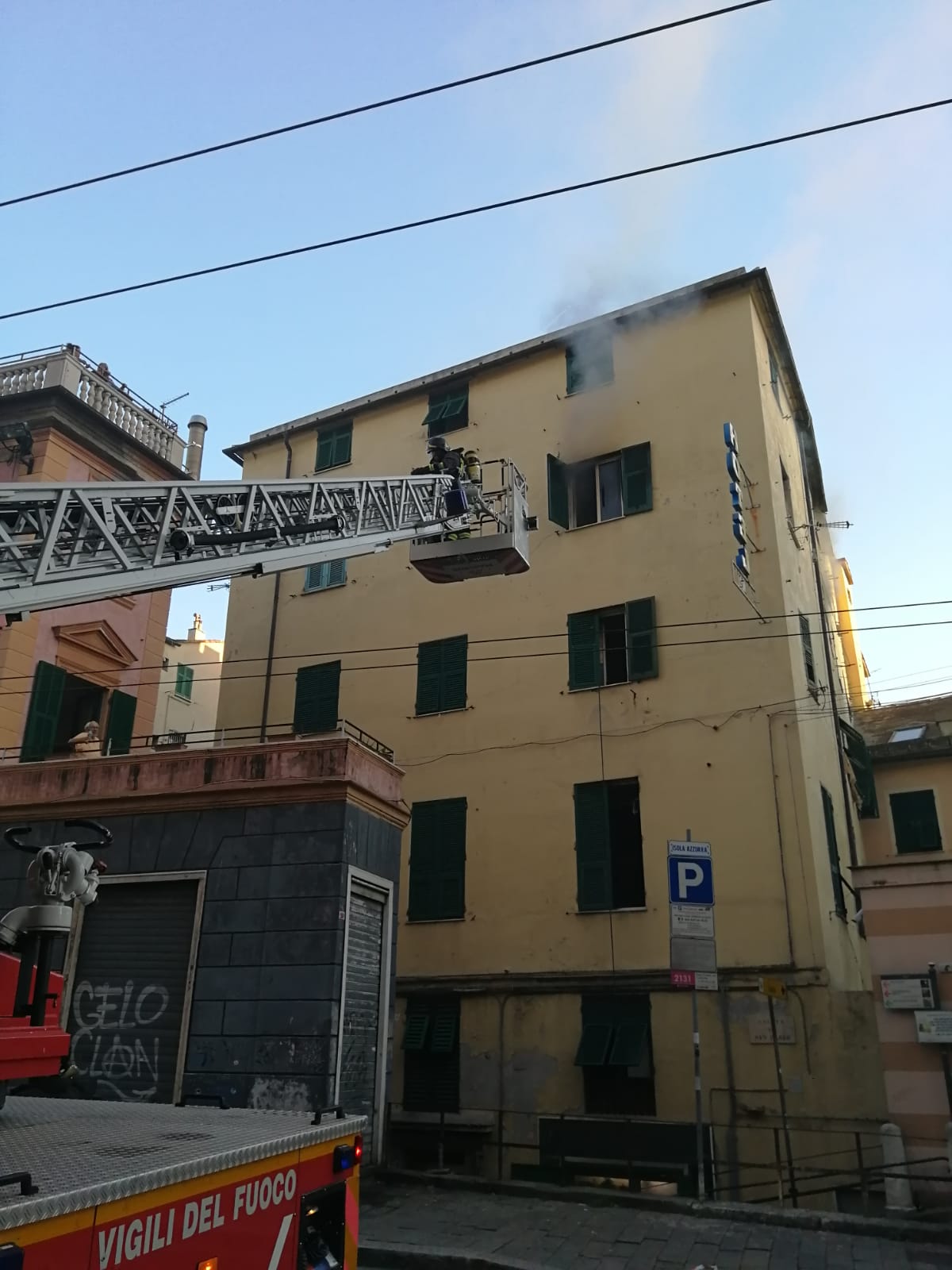 Incendio in appartamento a Genova Principe, traffico bloccato