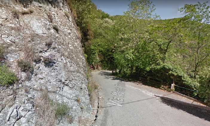 Cade un macigno sulla strada, chiusa via Monte Timone a Genova