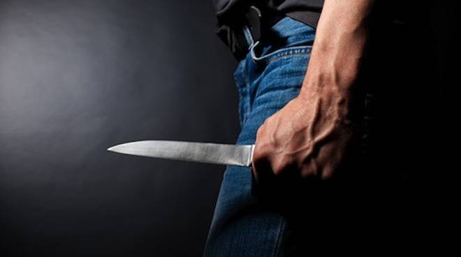 Va a casa della ex armato di coltello e minaccia lei e i suoi figli: arrestato