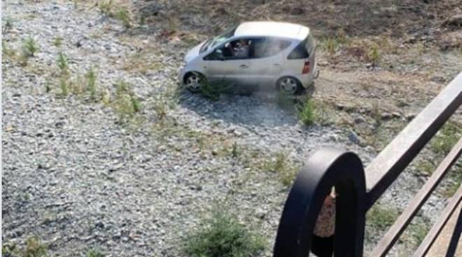 Automobilista 'distratto' finisce nel letto del torrente Letimbro 