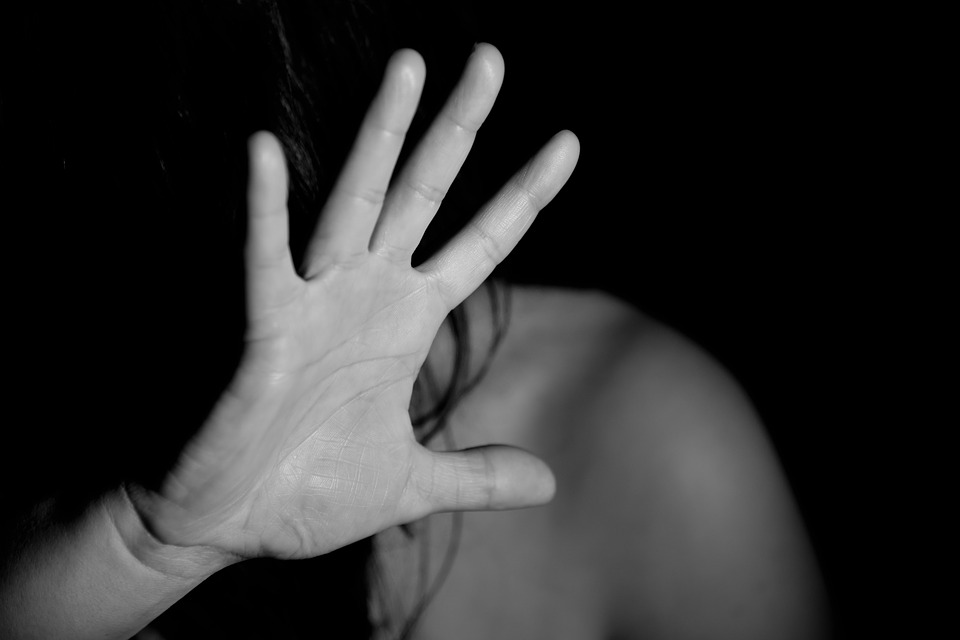 Lascia marito violento e viene cacciata dalla famiglia perché impura
