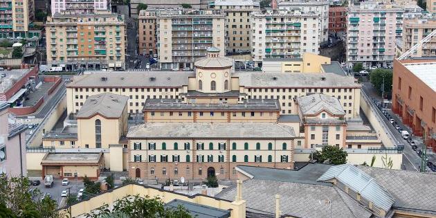 Piovono smartphone nel carcere di Genova, una palla con cellulari lanciata a Marassi  