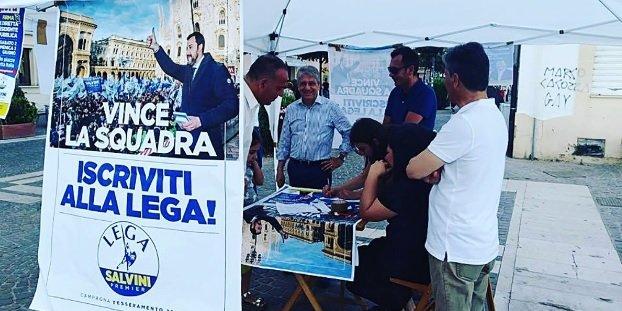 Ragazzini sottraggono una bandiera di Salvini, blitz in centro a Genova