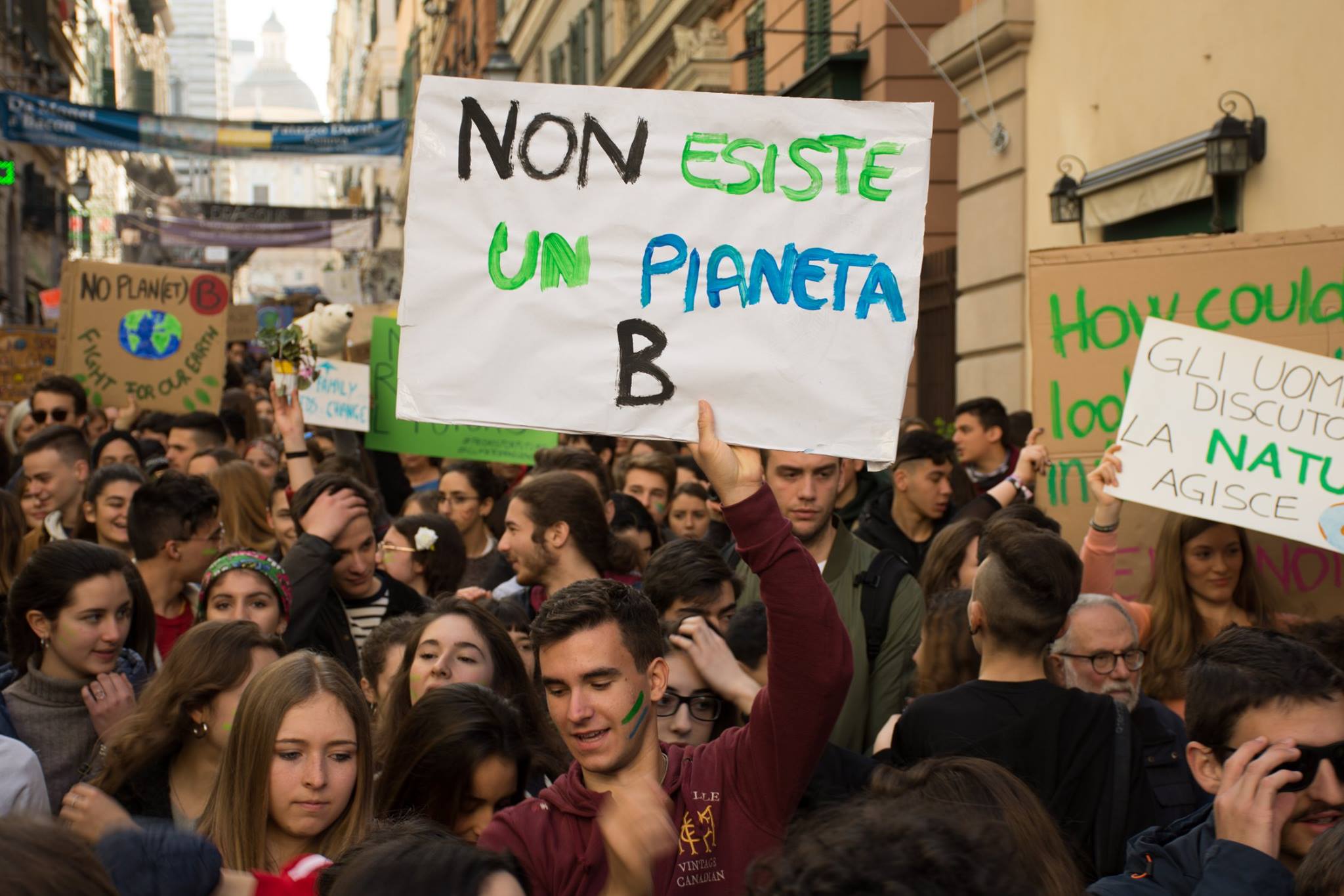 In piazza come Greta: cortei in tutta la Liguria per il terzo 