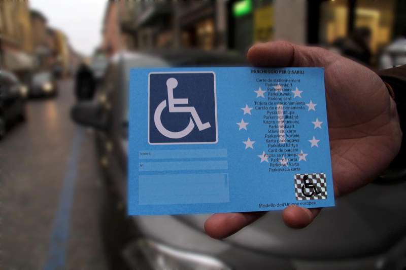 Scoperti 67 furbetti del pass disabili, operazione della polizia locale a Genova