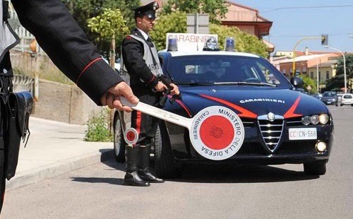 Non si ferma all'alt, inseguimento per le vie della città: bloccati due pusher