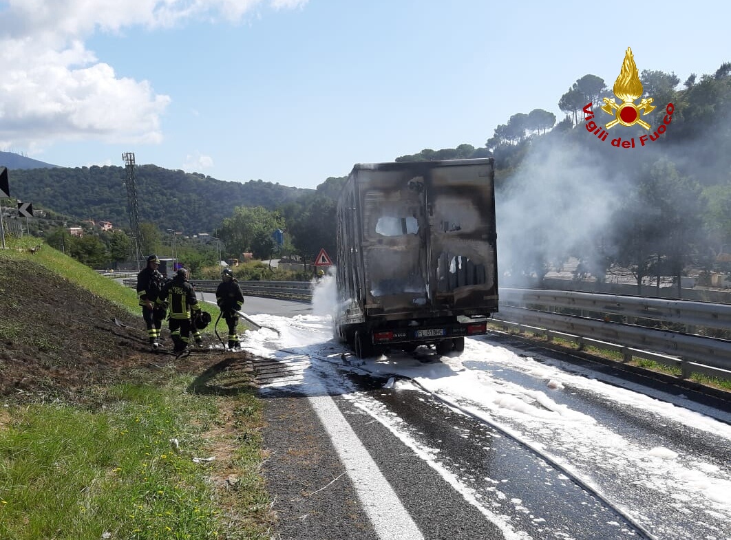  Paura allo svincolo di Genova Est, camion prende fuoco: chiusa l'uscita per chi proviene da Genova Ovest