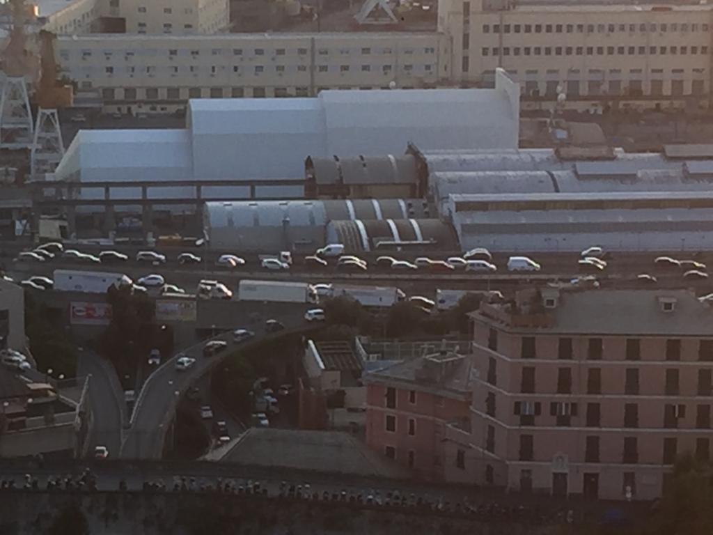 Incidente sulla sopraelevata, traffico bloccato in direzione ponente