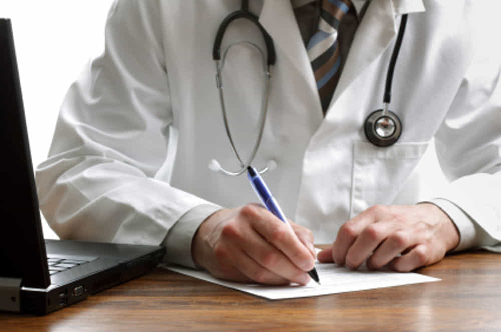 Medico 'furbetto', si allontana dallo studio e lascia i pazienti senza visita: denunciato