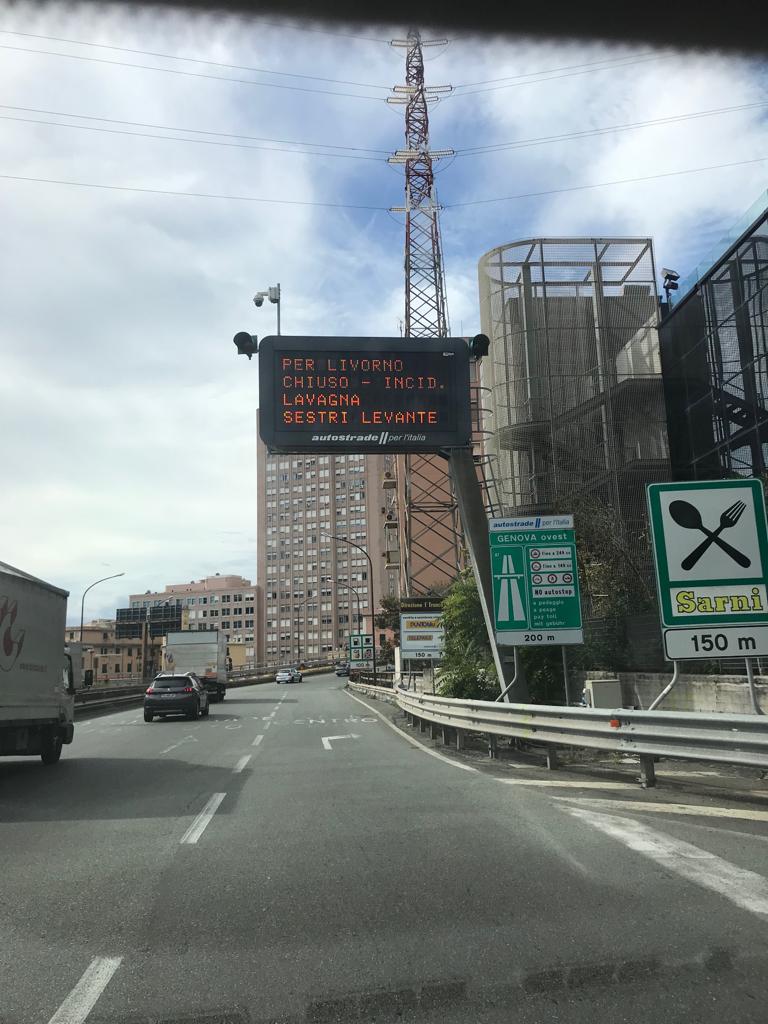 Auto in fiamme in A12 in galleria: code e rallentamenti