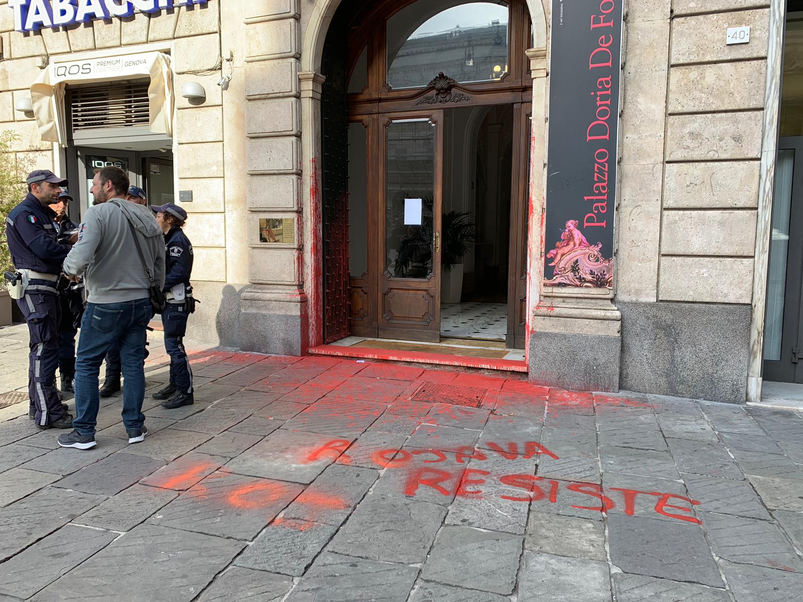 Raid aerei in Siria, a Genova imbrattata la sede del consolato turco