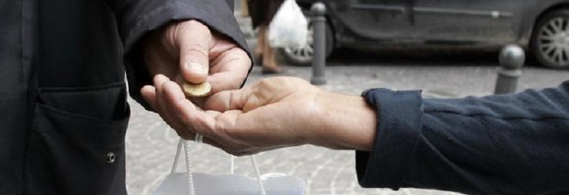 Falsa sordomuta chiedeva elemosina ai turisti in coda per i Rolli, denunciata