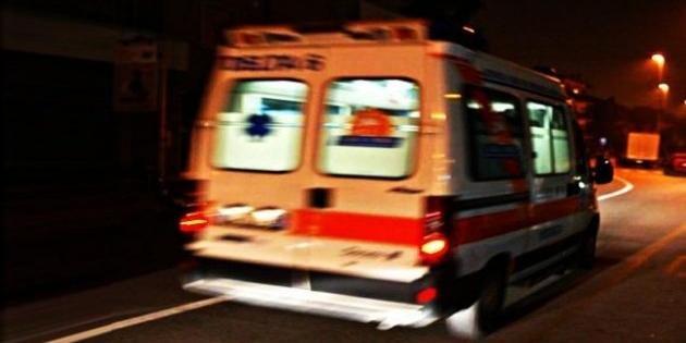 Schianto frontale tra un'auto e uno scooter, un ferito all'ospedale