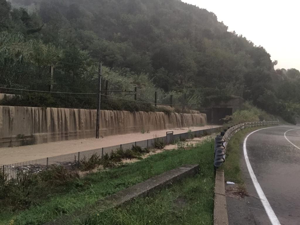 Allerta arancione, fiume d'acqua si riversa sui binari a Genova Vesima