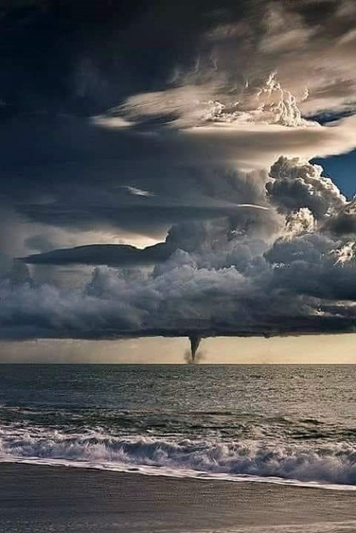 Maltempo in Liguria, tromba marina a Varigotti